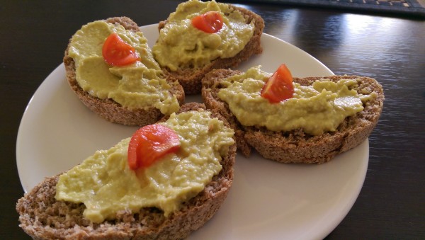 bruschette integrali con guacamole